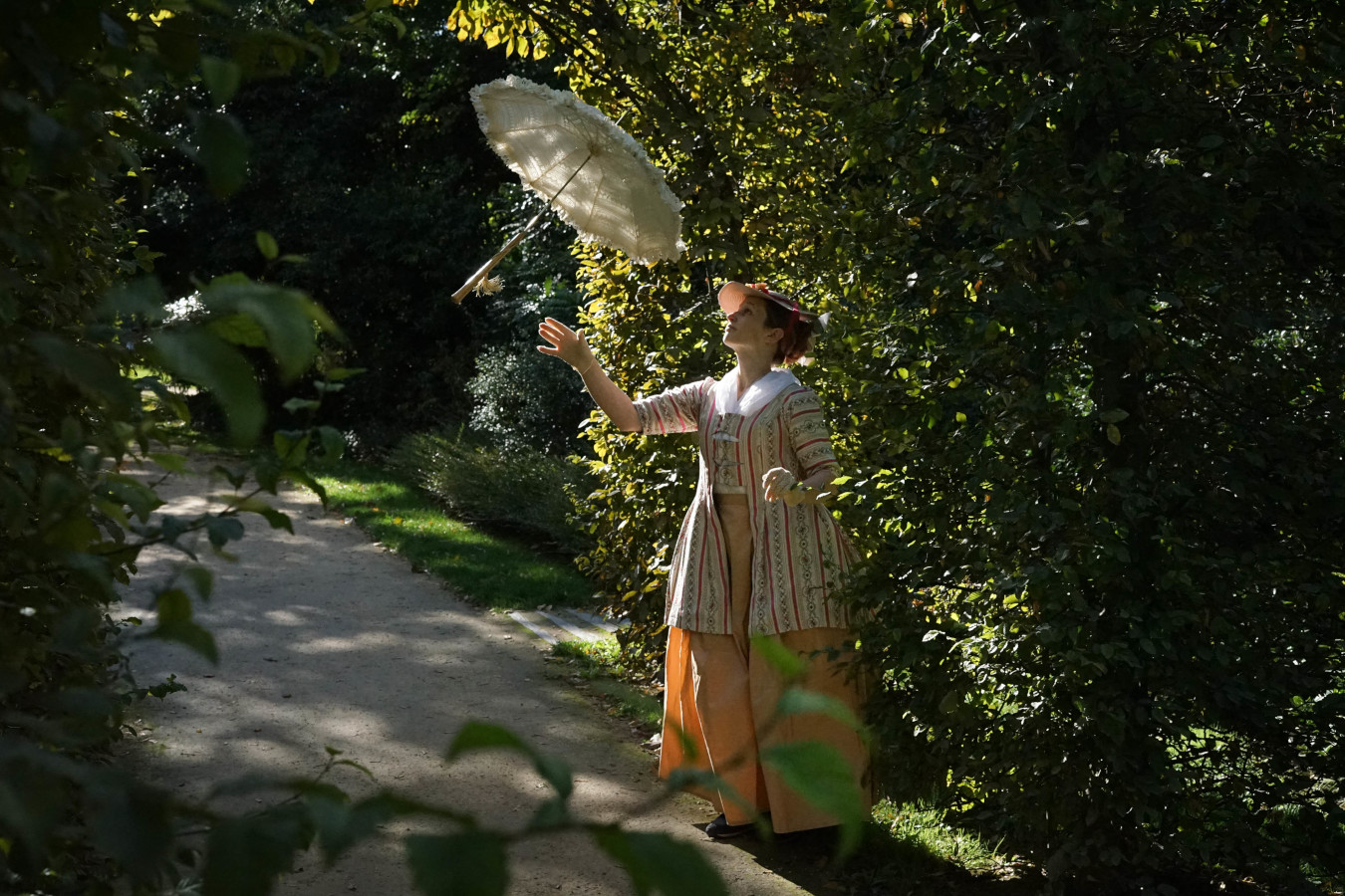 Shooting Cha - Ombrelle Groupe de cinq dames en costumes Second Empire de bal dans un parc.