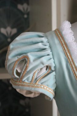 Robe sur mesure 1er Empire en velours turquoise et or, détails des manches. Détails des manches à crevés d'une robe 1er empire.