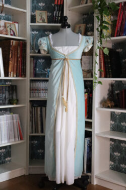 Robe 1er Empire sur mesure, velours et crêpe de soie. Robe 1er Empire sur mesure, velours et crêpe de soie de face.