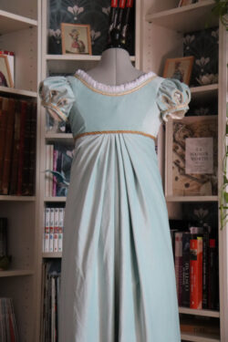 Robe sur mesure 1er Empire en velours turquoise et or. Dos d'une robe 1er empire en velours turquoise.
